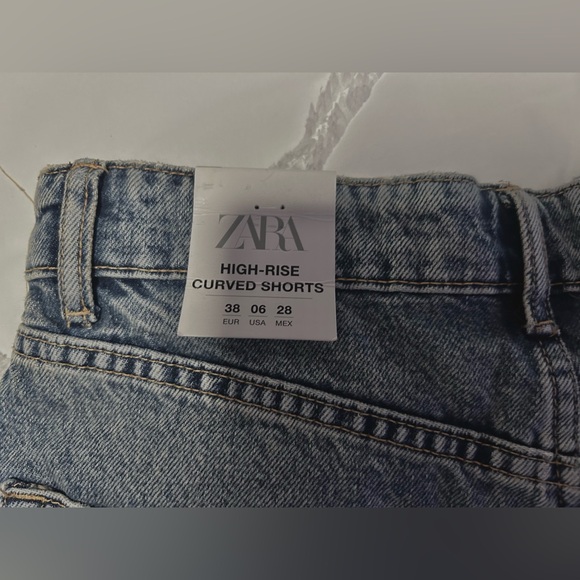 Zara High Waisted Ripped Curved Denim Shorts in Size US Women’s 6 (BNWT) - Picture 5 of 6
